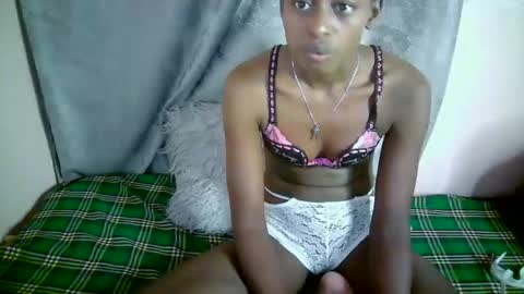 Snapshot of therry_heart chatting on 10-21-25, 03:57 hearty online show from 10-21-25, 03:57