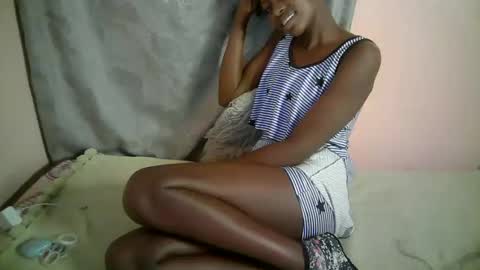 Snapshot of therry_heart chatting on 10-28-25, 06:43 hearty online show from 10-28-25, 06:43