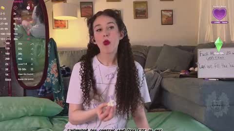 Snapshot of thewillownest chatting on 10-20-25, 05:13 thewillownest online show from 10-20-25, 05:13