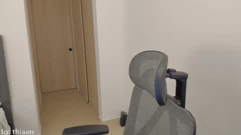 Snapshot of thiaan__ chatting on 11-08-25, 11:14 thiaan__ online show from 11-08-25, 11:14