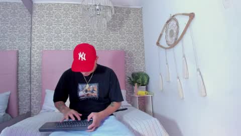 Snapshot of thiago_2003_ chatting on 04-05-26, 01:30 Thiago online show from 04-05-26, 01:30