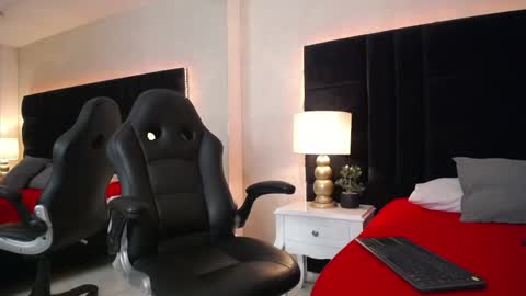 Snapshot of thiagoferrer_ chatting on 05-21-26, 04:30 T H I A G O online show from 05-21-26, 04:30