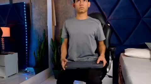 Snapshot of thiagoferrer_ chatting on 05-24-26, 04:28 T H I A G O online show from 05-24-26, 04:28