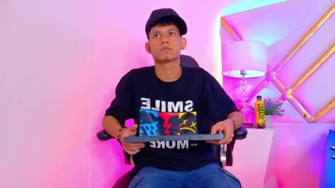Snapshot of thiagoferrer_ chatting on 06-03-26, 04:15 T H I A G O online show from 06-03-26, 04:15