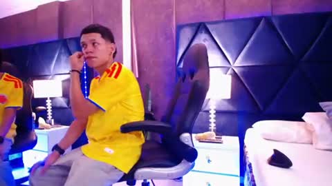 Snapshot of thiagoferrer_ chatting on 06-18-26, 05:19 T H I A G O online show from 06-18-26, 05:19