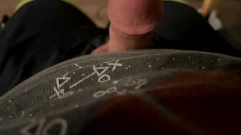 Snapshot of thickboylikestostroke chatting on 12-31-24, 12:04 thickboylikestostroke online show from 12-31-24, 12:04