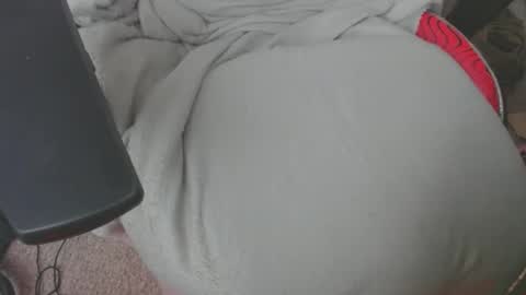 Snapshot of thickboylikestostroke chatting on 10-28-25, 12:03 thickboylikestostroke online show from 10-28-25, 12:03