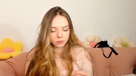 Snapshot of thisisamelia chatting on 03-07-25, 09:27 Amelia shows on mondays fridays and sundays if anything changes im giving updates on my fansly online show from 03-07-25, 09:27