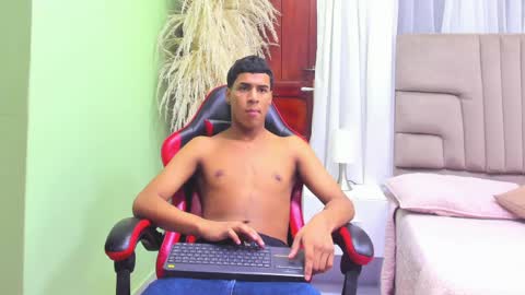 Snapshot of thomas_valkov chatting on 05-11-26, 11:05 Thomas Valkov online show from 05-11-26, 11:05