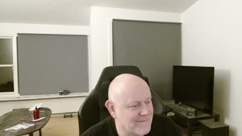 thomash32 online show from 10-31-25, 10:44