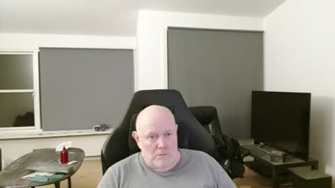 thomash32 online show from 11-04-25, 10:31