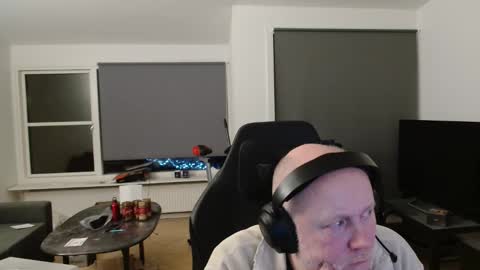 thomash32 online show from 12-20-25, 09:22