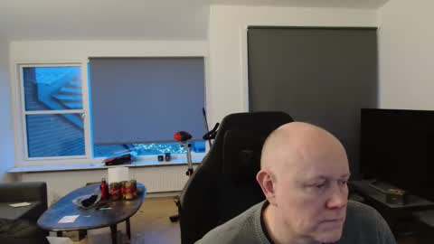 thomash32 online show from 12-22-25, 02:58