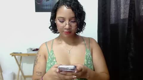 Snapshot of thompson_ari chatting on 05-05-26, 04:59 thompson ari online show from 05-05-26, 04:59