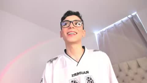 Snapshot of thomythompson chatting on 09-13-25, 02:50 Thomy T online show from 09-13-25, 02:50