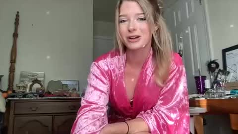 Snapshot of thtqunt chatting on 07-08-26, 10:36 Holly Hills online show from 07-08-26, 10:36