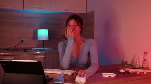 Im here on Fridays Saturdays Sundays  online show from 09-28-25, 05:40