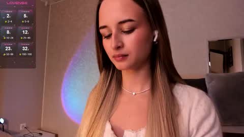 Tiffany online show from 10-23-25, 01:32