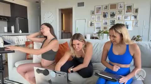 Tiffstreatsxoxo online show from 10-23-25, 07:12