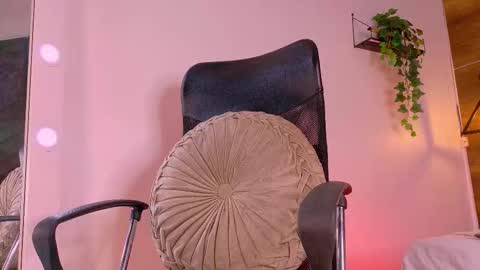 Snapshot of tiffvalentinee_ chatting on 10-11-25, 07:56 Tiffany online show from 10-11-25, 07:56