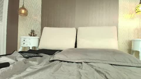 T I F F A N Y online show from 02-12-26, 08:42