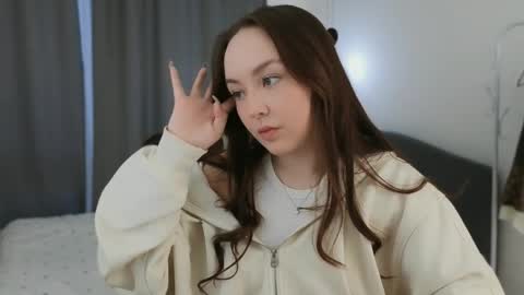 Mia online show from 03-28-26, 01:33