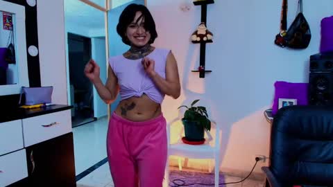 Snapshot of tinnadawson chatting on 01-15-25, 08:20 I AM BELLA ----------- follow my IG TINNS 69 online show from 01-15-25, 08:20