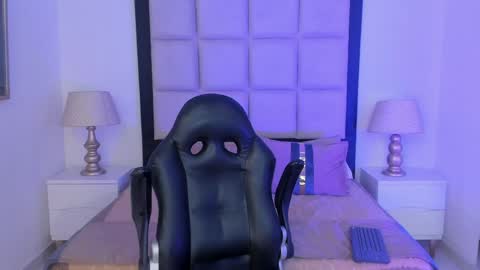 Snapshot of tiny_thomm chatting on 05-27-26, 06:21 Thomm Independent Model online show from 05-27-26, 06:21