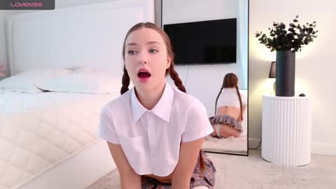 Snapshot of tinyangelxx chatting on 11-28-25, 07:11 Im Tiny -- Online at 8 AM GMT online show from 11-28-25, 07:11