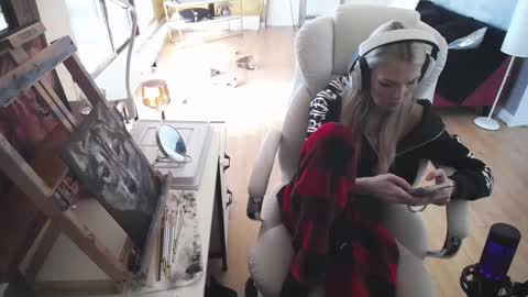 stage Kylie Sinner  brand CLITBAIT online show from 02-19-25, 04:55