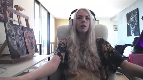 stage Kylie Sinner  brand CLITBAIT online show from 09-30-25, 04:01