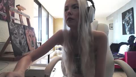 stage Kylie Sinner  brand CLITBAIT online show from 10-06-25, 06:16