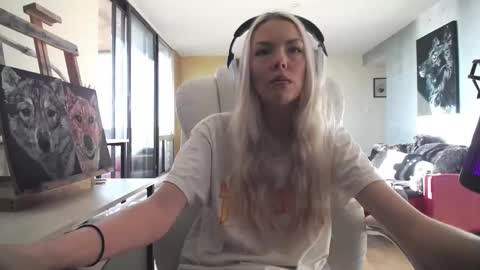 stage Kylie Sinner  brand CLITBAIT online show from 10-27-25, 07:51