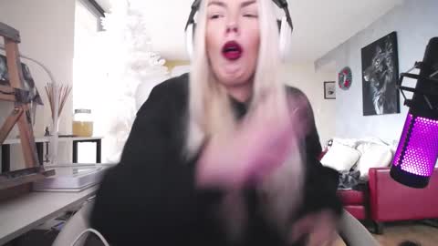 stage Kylie Sinner  brand CLITBAIT online show from 12-04-25, 12:36