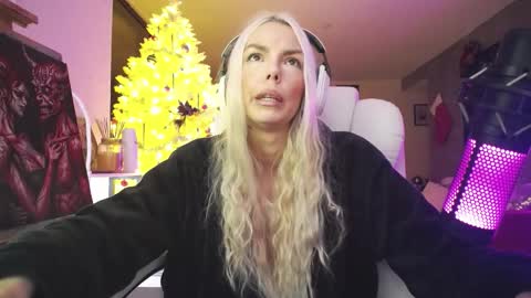 stage Kylie Sinner  brand CLITBAIT online show from 12-16-25, 09:14