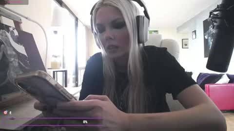Snapshot of tinykylie chatting on 04-29-26, 04:00 stage Kylie Sinner brand CLITBAIT online show from 04-29-26, 04:00