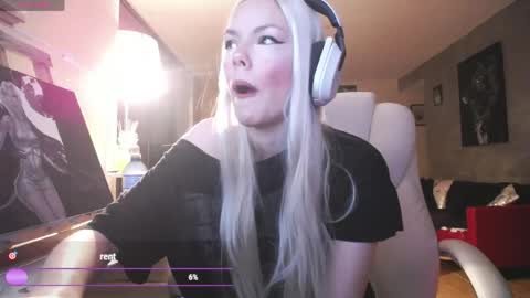 Snapshot of tinykylie chatting on 05-01-26, 08:30 stage Kylie Sinner brand CLITBAIT online show from 05-01-26, 08:30