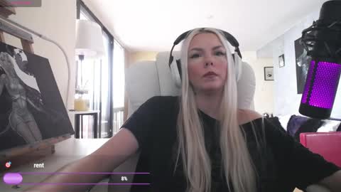 Snapshot of tinykylie chatting on 05-01-26, 08:35 stage Kylie Sinner brand CLITBAIT online show from 05-01-26, 08:35