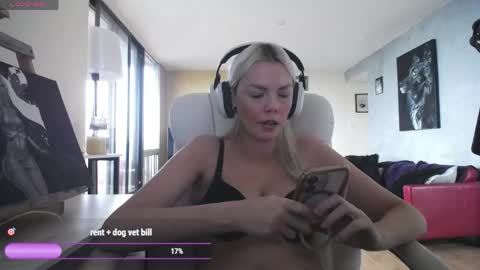 Snapshot of tinykylie chatting on 05-17-26, 10:55 stage Kylie Sinner brand CLITBAIT online show from 05-17-26, 10:55