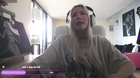 Snapshot of tinykylie chatting on 05-18-26, 09:31 stage Kylie Sinner brand CLITBAIT online show from 05-18-26, 09:31