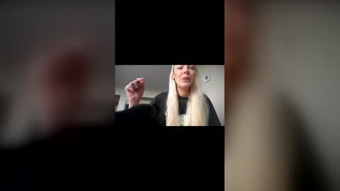 Snapshot of tinykylie chatting on 05-21-26, 10:33 stage Kylie Sinner brand CLITBAIT online show from 05-21-26, 10:33