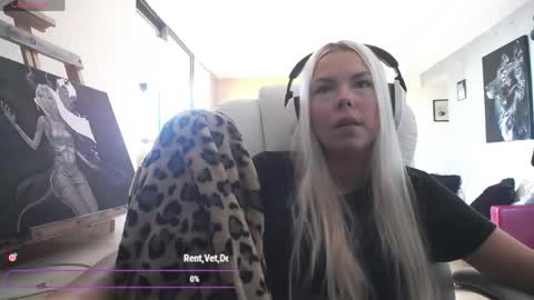 Snapshot of tinykylie chatting on 05-23-26, 07:51 stage Kylie Sinner brand CLITBAIT online show from 05-23-26, 07:51