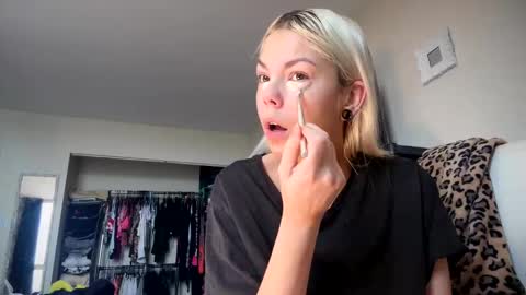 Snapshot of tinykylie chatting on 05-24-26, 02:11 stage Kylie Sinner brand CLITBAIT online show from 05-24-26, 02:11