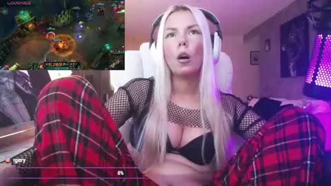 Snapshot of tinykylie chatting on 05-27-26, 01:57 stage Kylie Sinner brand CLITBAIT online show from 05-27-26, 01:57