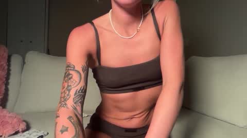 tinytayy online show from 06-03-26, 03:42