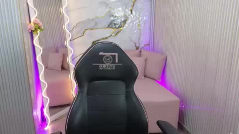 Snapshot of tiphany_tay chatting on 02-18-26, 07:21 Tiphanyy online show from 02-18-26, 07:21