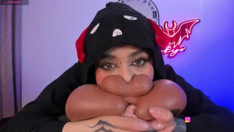   Independent model online show from 03-05-26, 11:45