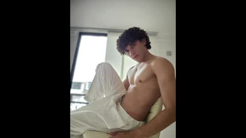 Snapshot of tom_blue10 chatting on 05-15-26, 06:04 Tom Blue online show from 05-15-26, 06:04