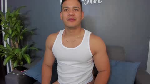 Snapshot of tom_sin_ chatting on 12-13-24, 08:04 Tom Sin online show from 12-13-24, 08:04