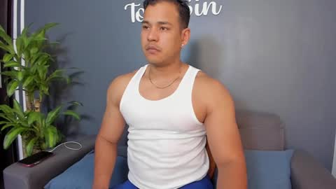 Snapshot of tom_sin_ chatting on 12-14-24, 09:02 Tom Sin online show from 12-14-24, 09:02